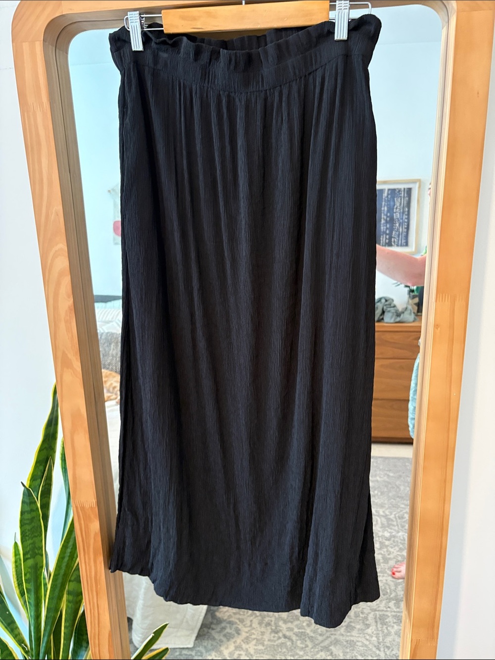Everlane Ripple Midi Skirt — Black - Picture 5 of 9